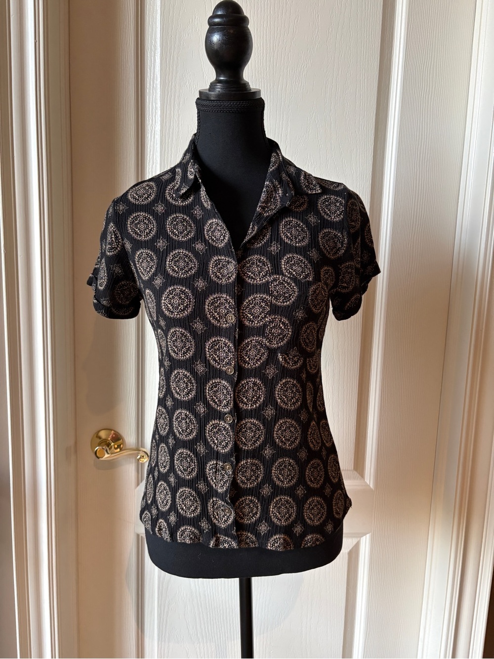 Forever21 Black Short-Sleeve Button Front Blouse with Circular Print